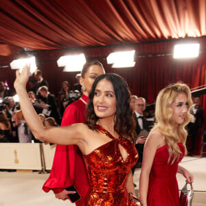 Des jeunes qui pourraient bien faire une belle carrière ! 
Salma Hayek au photocall de la 95ème édition de la cérémonie des Oscars à Los Angeles, le 12 mars 2023. 