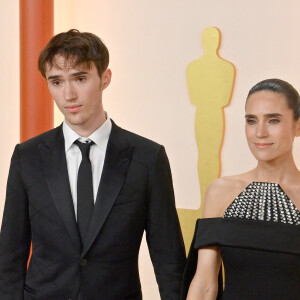 Jennifer Connelly et son fils Stellan sur le tapis rouge de la Cérémonie des Oscars 2023. @ ABACA