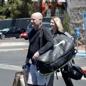 Les deux stars du tennis sont les parents d'un grand garçon de 21, en passe de devenir une star du baseball
 
Exclusif - Andre Agassi et sa femme Steffi Graf donnent des cours de tennis à Las Vegas, Nevada, Etats-Unis, le 23 avril 2022. 