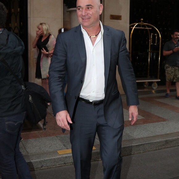 Exclusif - S. Graf et son mari André Agassi sortent de l'hôtel George V à Paris, le 2 juin 2018.