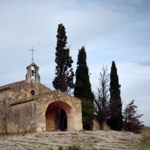 Une romance qui ne date pas d'hier, puisque c'est le père de l'animateur, Abraham Drucker, médecin à la retraite, qui décide de poser ses valises dans ce village des Alpilles dans les années 1970.
La chapelle Sainte-Sixte à Eygalières qui se trouve à moins de 500 mètres de la villa de Michel Drucker 
