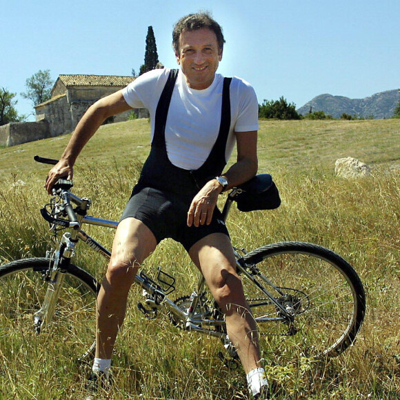 En effet, comme lui d'autres personnalités y ont élu domicile pour les vacances.
Archives - Rencontre avec Michel Drucker posant avec son vélo à Eygalières. Le 22 juillet 2001 