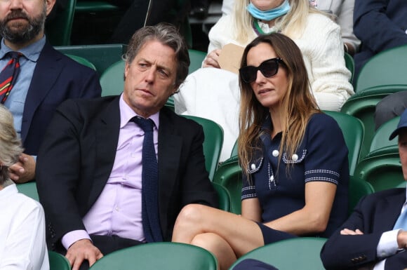 Hugh Grant et sa femme Anna Eberstein assistent à un match de Wimbledon, au All England Lawn Tennis and Croquet Club, à Londres.