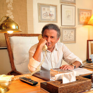 La maison de Michel Drucker à Eygalières c'est toute une histoire.
Exclusif - Michel Drucker dans sa maison à Eygalières en Provence © Guillaume Gaffiot/Bestimage