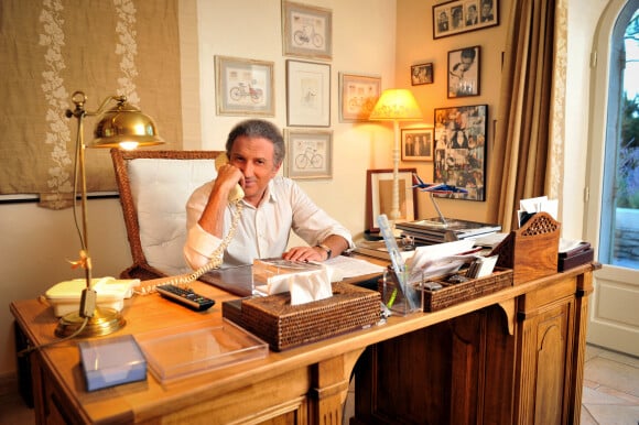 La maison de Michel Drucker à Eygalières c'est toute une histoire.
Exclusif - Michel Drucker dans sa maison à Eygalières en Provence © Guillaume Gaffiot/Bestimage