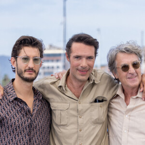 Pierre Niney, le réalisateur Nicolas Bedos et François Cluzet au photocall de "Mascarade" lors du 75e Festival de Cannes, le 28 mai 2022. © Olivier Borde / Bestimage