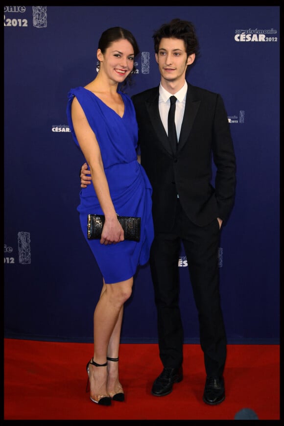 Pierre Niney et sa compagne Natasha Andrews - 37e cérémonie des César au Théâtre du CHâtelet à Paris. Le 24 février 2012.