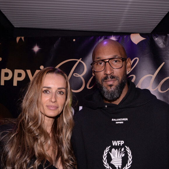 En 2021, la femme de Nicolas Anelka avait opté pour un châtain foncé
Nicolas Anelka et sa femme Barbara - Soirée d'anniversaire de Fouad Ben Kouider (mari de Nawel Debbouze) à Paris le 2 octobre 2021. Après leur retour d'Athènes, c'est à Paris que Nawel Debbouze (styliste et créatrice de mode) a choisi de célébrer l' anniversaire de son époux....quoi de mieux que la ville des amoureux et de son célèbre bateau parisien " le CLIPPER " Paris Yacht Marina affrété spécialement pour l'occasion et qui sillonnera la Seine toute la nuit pour suspendre le temps. Pour les 40 ans de Fouad Ben Kouider, homme d'affaires et agent de joueurs, elle a voulu lui offrir le meilleur et pour se faire, l'occasion de se réunir entre amis et famille. Pour Fouad Ben Kouider et pour l'ensemble de la famille c'est une façon d'oublier que le temps passe vite. Une soirée endiablée avec Dj Abdel ou encore la troupe de danseurs les French Wings et un traiteur exceptionnel Aliyah Event. Un bonheur n'arrive jamais seul, N. Debbouze a eu la chance lors de son séjour à Paris de participer à la fashion week , où chaque jour, les Maisons haute couture et la nouvelle génération de créateurs présentent leur nouvelle collection, une véritable inspiration étant elle-même styliste et créatrice de mode. © Rachid Bellak/Bestimage