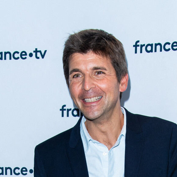 Thomas Sotto lors du photocall dans le cadre de la conférence de presse de France Télévisions au Pavillon Gabriel à Paris, France, le 24 août 2021. © Pierre Perusseau/Bestimage