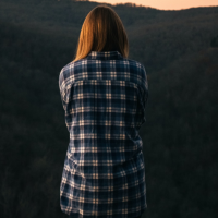 Retour dans les années 90 avec cette chemise à carreaux pour femmes