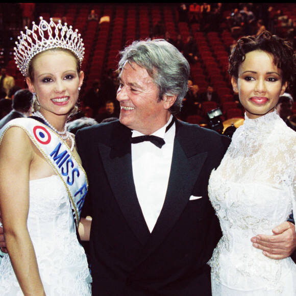 Sonia Rolland a discuté avec Alain Delon lors de la cérémonie de Miss France
Elodie Gossuin élue Miss France, Alain Delon et Sonia Rolland, Miss France de l'année passée au forum Grimaldi de Monaco