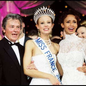 Lors de leur discussion, Alain Delon avait complimenté Sonia Rolland, tout en la mettant en garde sur son désir de comédienne
Elodie Gossuin élue Miss France, Alain Delon et Sonia Rolland, Miss France de l'année passée au forum Grimaldi de Monaco en 2000
