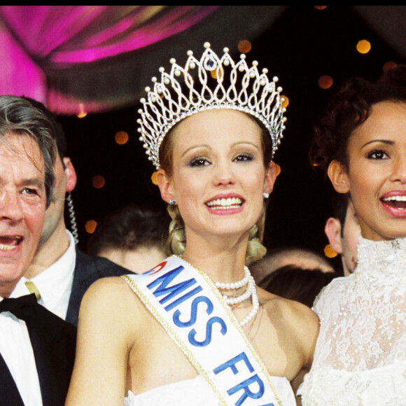 Lors de leur discussion, Alain Delon avait complimenté Sonia Rolland, tout en la mettant en garde sur son désir de comédienne
Elodie Gossuin élue Miss France, Alain Delon et Sonia Rolland, Miss France de l'année passée au forum Grimaldi de Monaco en 2000