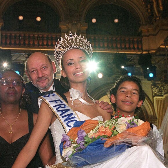 Sonia Rolland en famille lors de son sacre en tant que Miss France 2000