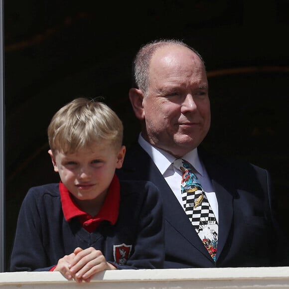 Le petit Jacques était sorti en pull, mais prend déjà conscience de son rôle d'héritier.
Exclusif - Le prince Albert II de Monaco et le prince héréditaire Jacques - Les carabiniers jouent en l'honneur de l'anniversaire du prince Albert II en présence de ses enfants au palais princier à Monaco le 14 mars 2023. Il va fêter ses 65 ans. © Jean-François Ottonello/Nice Matin/Bestimage 