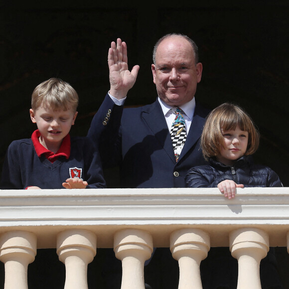 Le prince Albert est venu saluer la foule ce mardi, le jour de son anniversaire.
Exclusif - Le prince Albert II de Monaco avec ses enfants le prince héréditaire Jacques et la princesse Gabriella - Les carabiniers jouent en l'honneur de l'anniversaire du prince Albert II en présence de ses enfants au palais princier à Monaco. Il va fêter ses 65 ans. © Jean-François Ottonello/Nice Matin/Bestimage 