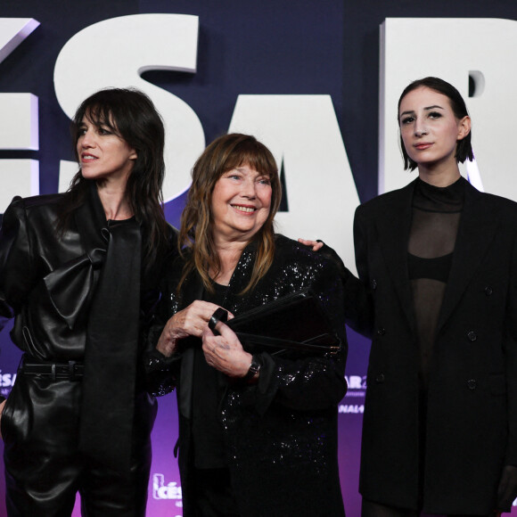Jane Birkin avec Charlotte Gainsbourg et sa fille Alice Attal au photocall de la 48ème cérémonie des César à l'Olympia à Paris le 24 février 2023 © Dominique Jacovides / Olivier Borde / Bestimage 