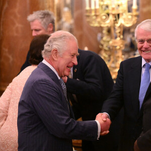 Le roi Charles et toute la famille royale était pourtant présente. 
Le roi Charles III d'Angleterre et l'ancien Premier ministre britannique John Major lors de la réception pour la journée du Commonwealth au palais de Buckingham à Londres. Le 13 mars 2023 