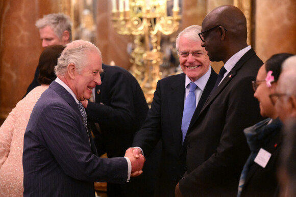 Le roi Charles et toute la famille royale était pourtant présente. 
Le roi Charles III d'Angleterre et l'ancien Premier ministre britannique John Major lors de la réception pour la journée du Commonwealth au palais de Buckingham à Londres. Le 13 mars 2023 