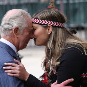 Le roi Charles III d'Angleterre, reçoit le salut traditionnel Maori (Hongi) - Service annuel du jour du Commonwealth à l'abbaye de Westminster à Londres, le 13 mars 2023. 