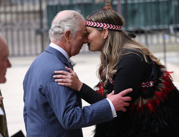 Le roi Charles III d'Angleterre, reçoit le salut traditionnel Maori (Hongi) - Service annuel du jour du Commonwealth à l'abbaye de Westminster à Londres, le 13 mars 2023. 