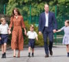 La raison en était très simple en réalité : elle est allée chercher ses enfants à l'école ! 
Le prince William, duc de Cambridge et Catherine Kate Middleton, duchesse de Cambridge accompagnent leurs enfants George, Charlotte et Louis à l'école Lambrook le 7 septembre 2022. 