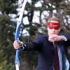 Le Prince William fait du tir à l'arc avec un masque sur les yeux. 22/02/2010