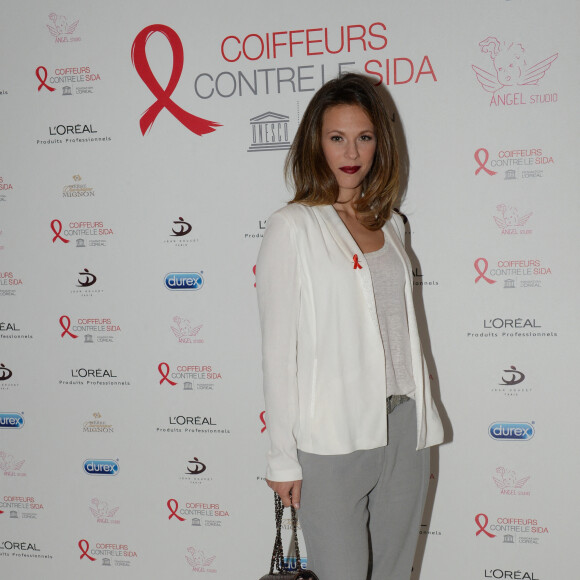 La chanteuse Lorie lors de l'opération " Coiffeurs Contre le Sida " édition 2014 à l'Académie L'Oréal Produits Professionnels à Paris, le 1er décembre 2014.