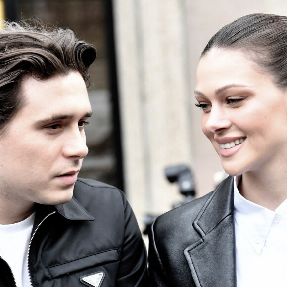 Pour l'occasion, la jeune femme s'est livrée sur les coulisses du jour J et les minutes qui ont suivi l'échange des voeux
Brooklyn Beckham et sa femme Nicola Peltz au défilé de mode Miu Miu prêt-à-porter automne-hiver 2023/2024 lors de la Fashion Week de Paris (PFW) le 7 mars 2023. © Veeren / Christophe Clovis / Bestimage 