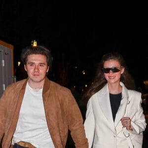 Exclusif - Brooklyn Beckham et sa femme Nicolas Peltz font du shopping Avenue Montaigne à Paris le 6 mars 2023. 