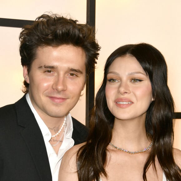 Paniqué de ne pas voir arriver sa douce à l'autre bout de l'allée, Brooklyn Beckham, très inquiet, a inondé sa future femme de textos : "Il m'a carrément envoyé un texto le jour J 'Est-ce que tu arrives bientôt ? Tu seras bientôt dans l'allée ?'"
Brooklyn Beckham et sa femme Nicola Peltz Beckham - Première du film Welcome To Chippendales (Hulu) à West Hollywood le 15 novembre 2022. 