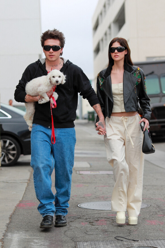 Exclusif - Nicola Peltz et son mari Brooklyn Beckham font du shopping à Beverly Hills le 13 octobre 2022. 