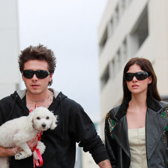 Exclusif - Nicola Peltz et son mari Brooklyn Beckham font du shopping à Beverly Hills le 13 octobre 2022. 