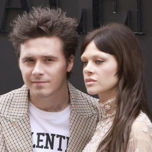 Brooklyn Beckham et sa femme Nicola Peltz vont bientôt fêter leur premier anniversaire de mariage 
Brooklyn Beckham et sa femme Nicola Peltz au défilé Valentino "Collection Prêt-à-Porter Printemps/Eté" lors de la Fashion Week de Paris (PFW). © Christophe Aubert via Bestimage 