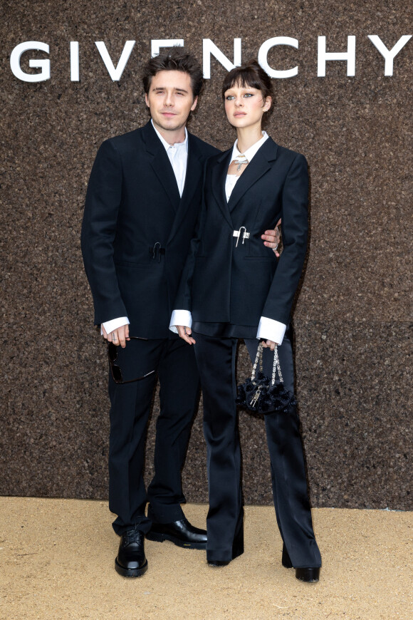 Brooklyn Beckham et sa femme Nicola Peltz au photocall du défilé Givenchy Collection Femme Prêt-à-porter Printemps/Eté 2023 lors de la Fashion Week de Paris (PFW), France, le 2 octobre 2022. © Olivier Borde/Bestimage 