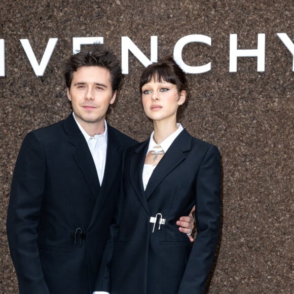 Brooklyn Beckham et sa femme Nicola Peltz au photocall du défilé Givenchy Collection Femme Prêt-à-porter Printemps/Eté 2023 lors de la Fashion Week de Paris (PFW), France, le 2 octobre 2022. © Olivier Borde/Bestimage 