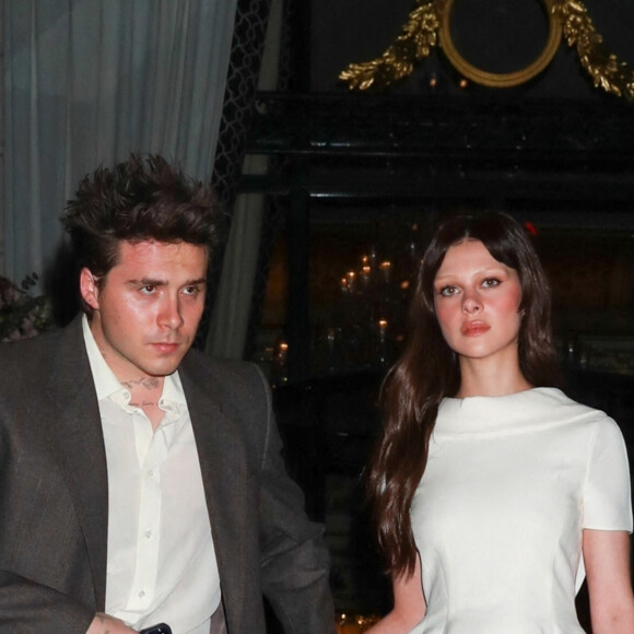 Exclusif - Nicola Peltz et son mari Brooklyn Beckham à la sortie de l'hôtel "Peninsula" lors de la Fashion Week de Paris (PFW) le 1er octobre 2022. 