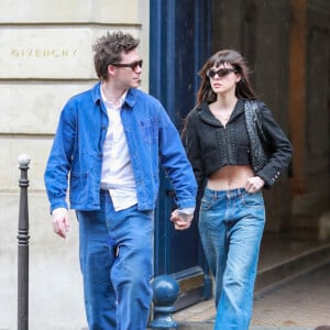 Exclusif - Brooklyn Beckham et sa femme Nicola Peltz quittent le siège de la maison Givenchy à Paris, en marge de la Fashion Week, le 27 septembre 2022. Surpris par la pluie, le couple prend le temps de s'enlacer à l'abri 