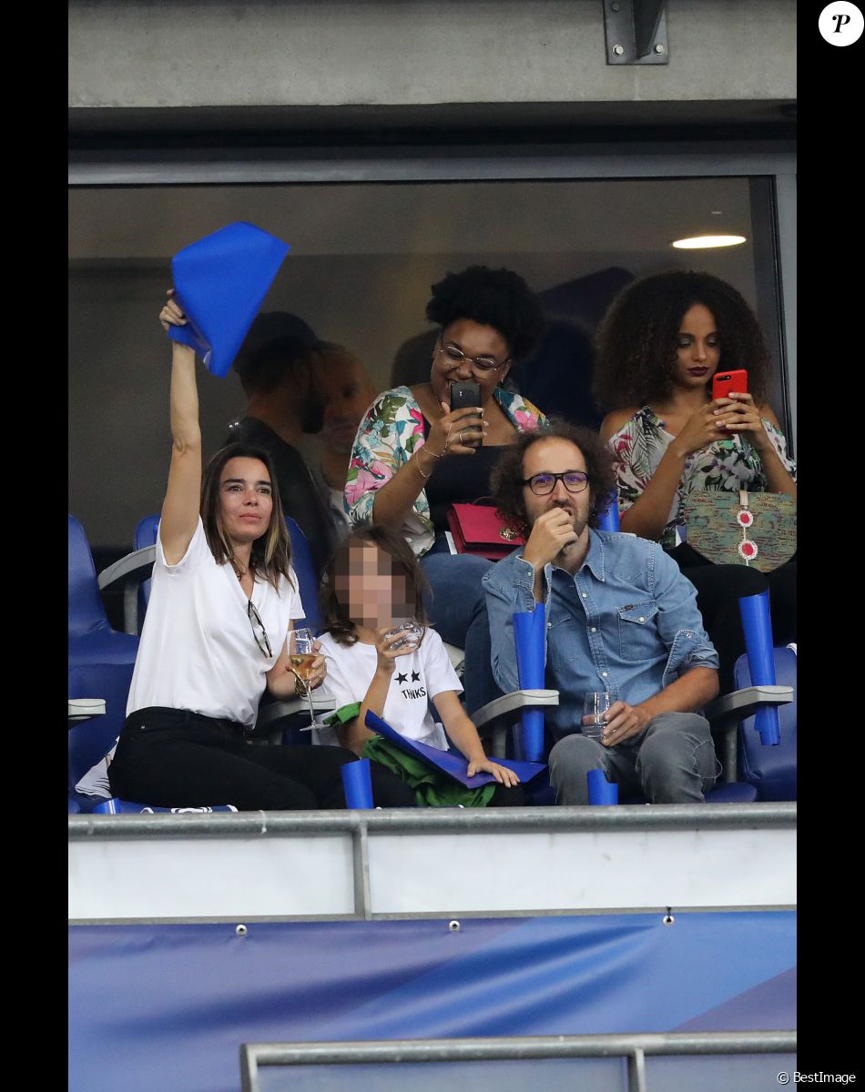 Les Bangalter-Bouchez, une famille très discrète mais très soudé depuis plus de vingt ans.
Élodie Bouchez, son mari Thomas Bangalter (groupe Daft Punk), leur fils Roxan et Alicia Aylies (Miss France 2017) dans les tribunes lors de la Ligue des nations opposant la France aux Pays-Bas, au Stade de France, à Saint-Denis, Seine Saint-Denis, France, le 9 septembre 2018. © Cyril Moreau/Bestimage