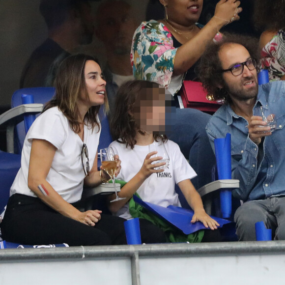 Élodie Bouchez, son mari Thomas Bangalter (groupe Daft Punk), leur fils Roxan et Alicia Aylies (Miss France 2017) dans les tribunes lors de la Ligue des nations opposant la France aux Pays-Bas, au Stade de France, à Saint-Denis, Seine Saint-Denis, France, le 9 septembre 2018.© Cyril Moreau/Bestimage