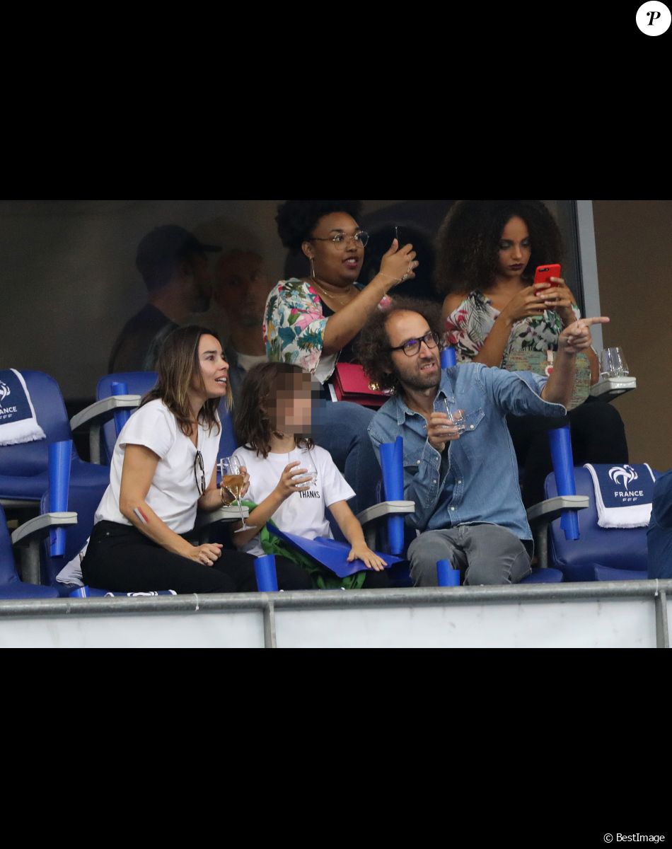 Élodie Bouchez, son mari Thomas Bangalter (groupe Daft Punk), leur fils Roxan et Alicia Aylies (Miss France 2017) dans les tribunes lors de la Ligue des nations opposant la France aux Pays-Bas, au Stade de France, à Saint-Denis, Seine Saint-Denis, France, le 9 septembre 2018.© Cyril Moreau/Bestimage