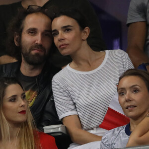 Leur grand fils la corrige sur ses habitudes non écologiques
Elodie Bouchez et son mari Thomas Bangalter (groupe Daft Punk) dans les tribunes du stade de France lors du match de ligue des nations opposant la France à l'Allemagne à Saint-Denis, Seine Saint-Denis, France, le 16 octobre 2018.
