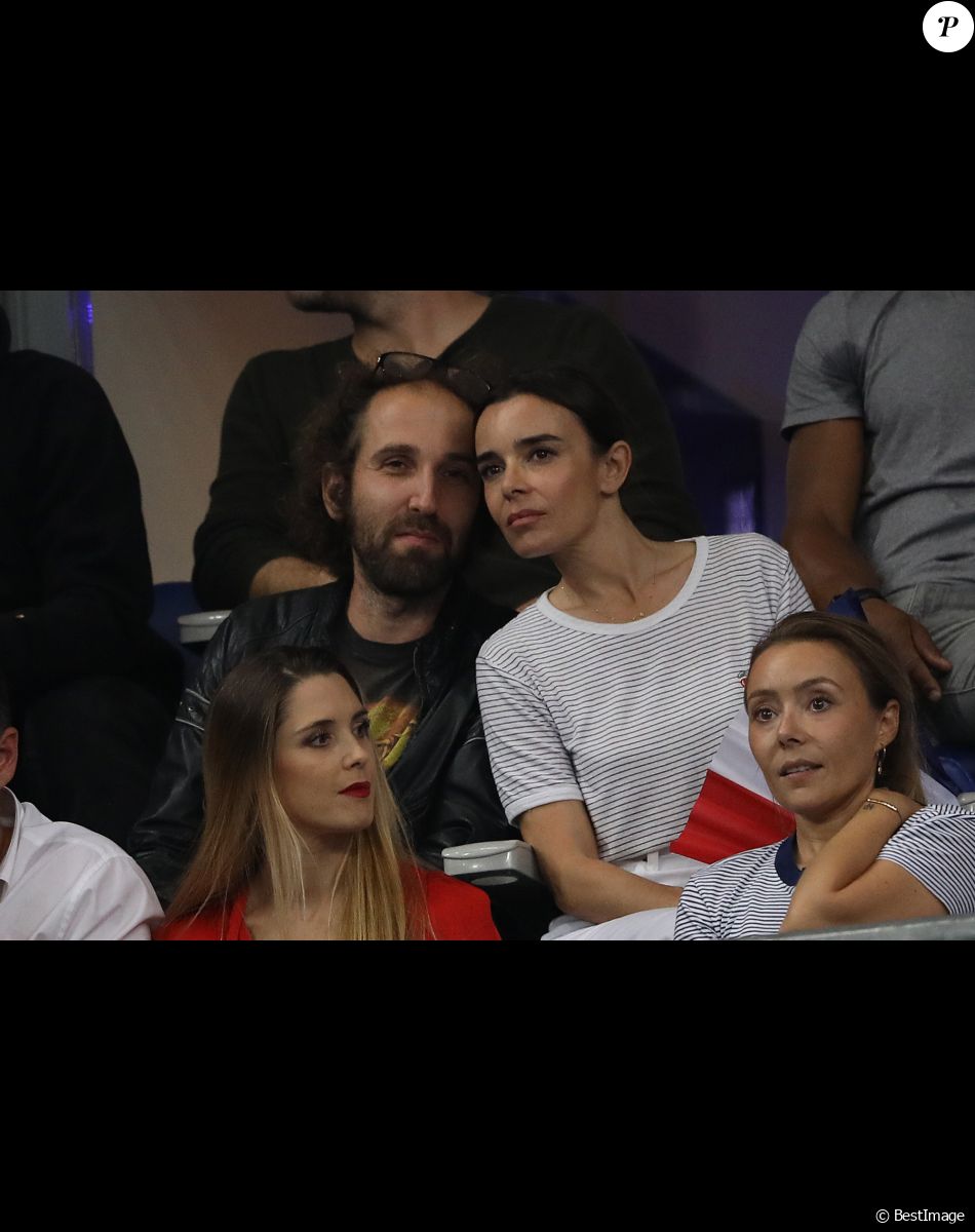 Leur grand fils la corrige sur ses habitudes non écologiques
Elodie Bouchez et son mari Thomas Bangalter (groupe Daft Punk) dans les tribunes du stade de France lors du match de ligue des nations opposant la France à l'Allemagne à Saint-Denis, Seine Saint-Denis, France, le 16 octobre 2018.