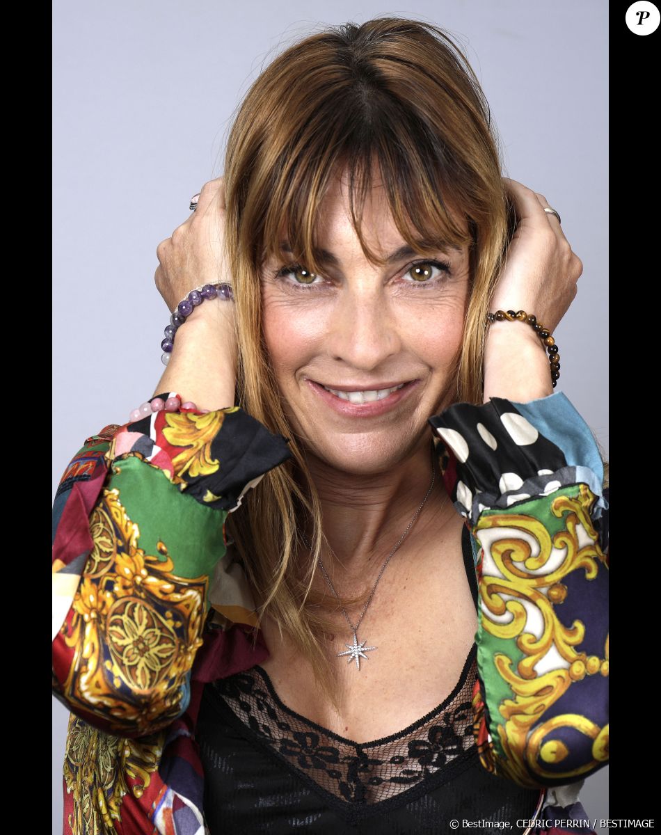 " Je suis une chanteuse de province, une artiste populaire avec des valeurs simples. Partager avec le public, dans les villages, voilà mon bonheur ", affirme-t-elle dans une interview.
Portrait de Eve Angeli, lors de l'enregistrement de l'émission "Chez Jordan". Le 23 mars 2022 © Cédric Perrin / Bestimage