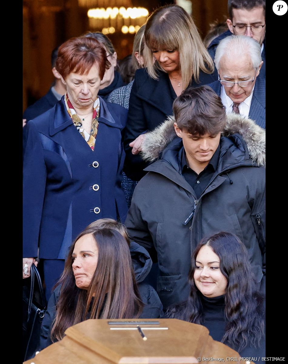 Nathalie Marquay et ses enfants Lou et Tom - La famille de Jean-Pierre Pernaut à la sortie des obsèques en la Basilique Sainte-Clotilde à Paris le 9 mars 2022. © Cyril Moreau/Bestimage