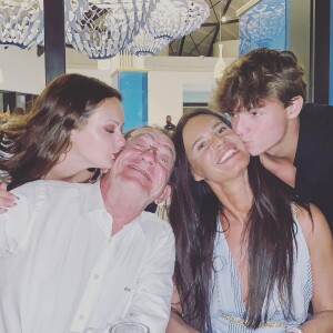 Mais auprès de leurs enfants Tom et Lou, qui lui a fait une belle déclaration sur Instagram
Jean-Pierre Pernaut, Nathalie Marquay avec Tom et Lou