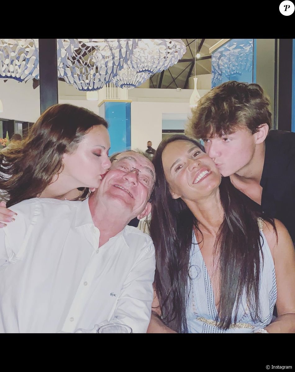 Mais auprès de leurs enfants Tom et Lou, qui lui a fait une belle déclaration sur Instagram
Jean-Pierre Pernaut, Nathalie Marquay avec Tom et Lou