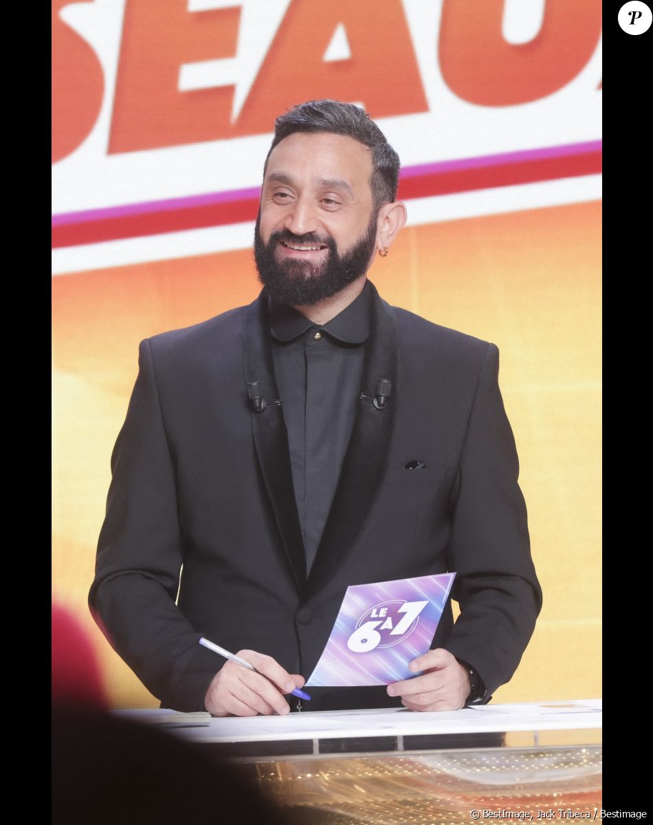 " Et ? ", aurait alors répondu Baba. " Je lui demande, parce que cela veut dire apparemment que... Voilà, il me lâche ! ", a-t-il expliqué à ses chroniqueurs.
Exclusif - Cyril Hanouna - Sur le plateau de l'émission TPMP (Touche Pas à Mon Poste) présentée en direct par C.Hanouna et diffusée sur C8 - Paris le 02/01/2023 - © Jack Tribeca / Bestimage