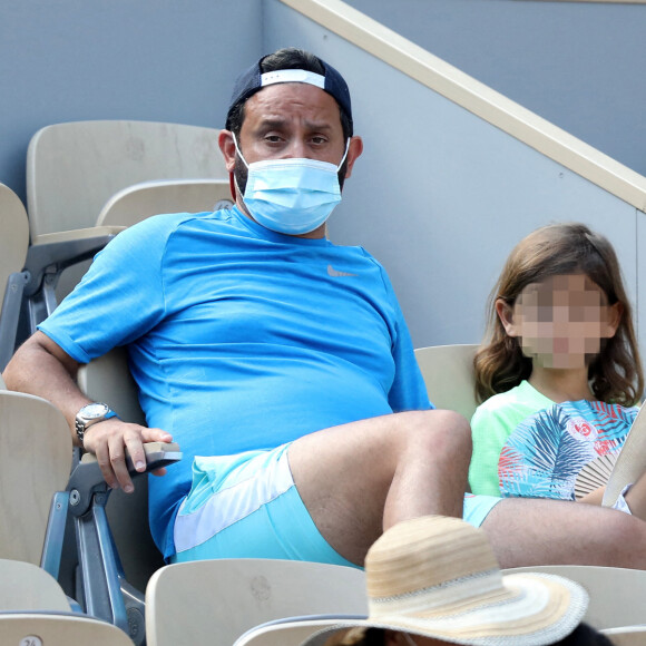 Cyril Hanouna et son fils Lino - People dans les tribunes des Internationaux de France de Tennis de Roland Garros à Paris. Le 9 juin 2021 © Dominique Jacovides / Bestimage