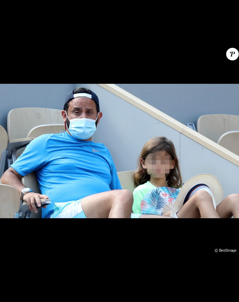 Cyril Hanouna et son fils Lino - People dans les tribunes des Internationaux de France de Tennis de Roland Garros à Paris. Le 9 juin 2021 © Dominique Jacovides / Bestimage